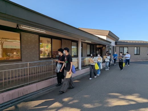 保育園に移動:部屋の中では小さい子どもたちが遊んでいます