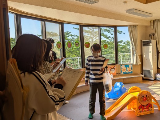 保育園内「子育てサロン」のお部屋:子育て支援の説明を聞いています