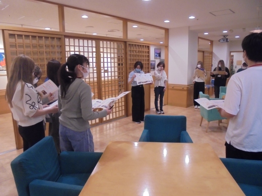 交流ホール:配布されたパンフレットを見ながら説明を聞きます