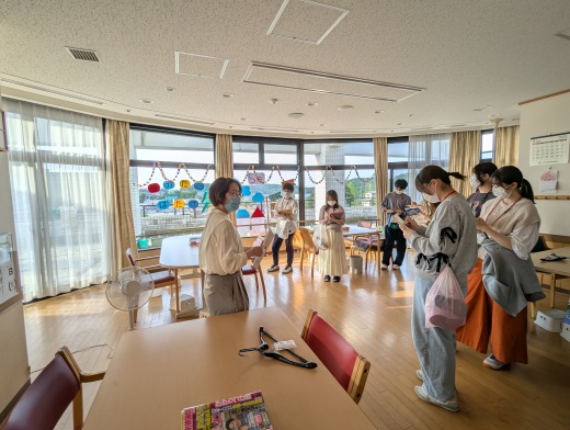 デイサービスフロア:展示されている利用者様の作品や職員のお話からデイサービスの活動内容を学びます