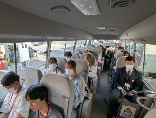 マイクロバスに乗って、「行ってきます!」初めての施設見学に緊張の面持ちです