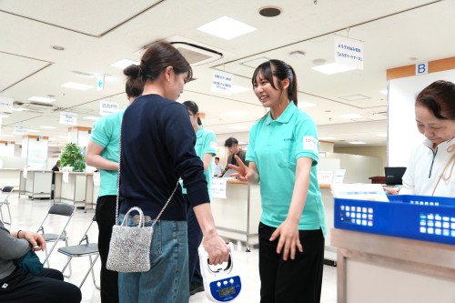 続いて、左右の手で「握力」を測ります
