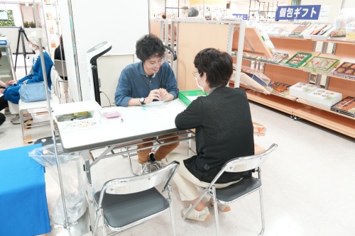 「In body」測定結果を見ながらアドバイスする荒木草太先生
