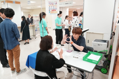 「In body」測定結果を見ながらアドバイスする横山寛子先生