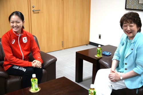 郡市長と岡崎さん(左)
