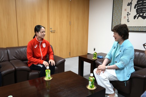 郡市長に決意を述べる岡崎さん（左）