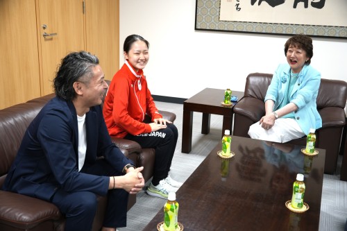 郡市長と談笑する相原儀雅監督（左）と岡崎さん（中央）