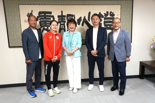 郡市長と岡崎さんを囲んで相原監督（右から２人目）、仙台市テコンドー協会会長の佐藤正昭市議（右端）、佐々木心市議（左端）