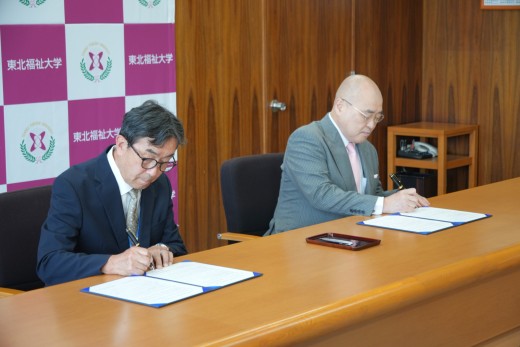 署名する本田理事長兼校長(左)と千葉学長