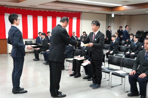 大学を代表して感謝状を受賞する大内誠教授