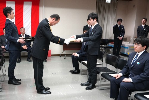感謝状を受賞する横山逸希さん（情報福祉マネジメント学科4年生）