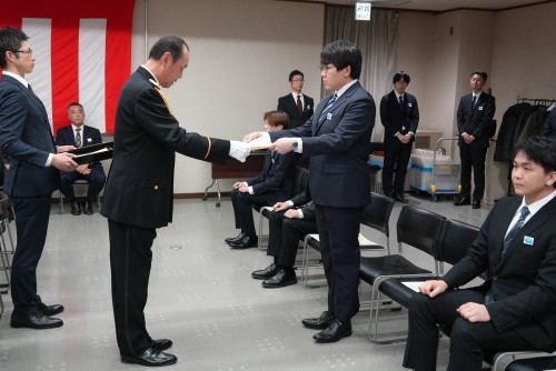 感謝状を受賞する千葉涼さん（情報福祉マネジメント学科4年生）