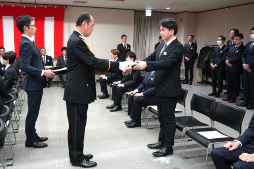 感謝状を受賞する柳澤佳さん（情報福祉マネジメント学科3年生）