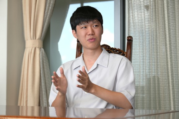 作品作りを話してくれる伊藤さん