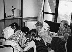 中津山第一小学校の児童に「カルタ」を教える利用者の方々