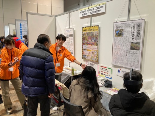 防災やボランティア活動について発表する学生
