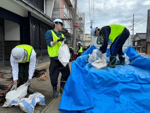 軽トラに積み込み、災害ゴミ置き場に持っていく様子