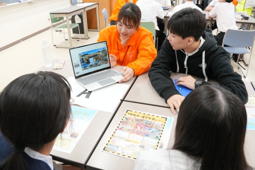 様々なボランティア活動を行う学生の話を聞きました。
