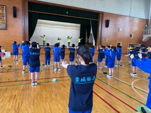 さんあい体操を体験する生徒たち