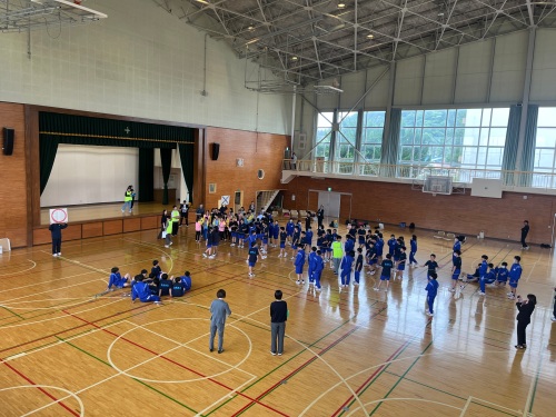 減災○×クイズの指導を行う学生たち