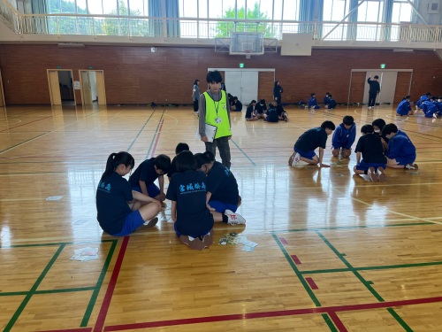 減災カルタを行う中学生たち