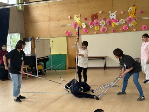 幼稚園スタッフ向けのさすまた訓練の様子