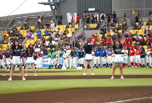 チアリーディングチームによる開会式でのパフォーマンス
