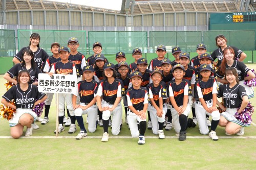 参加チームとの記念撮影するチアリーディング部員