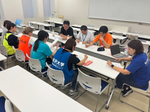 各大学で情報交換をする様子