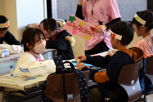 ハチマキや旗を制作する様子