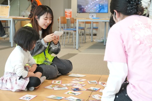 防災カルタの様子（東北福祉大学）