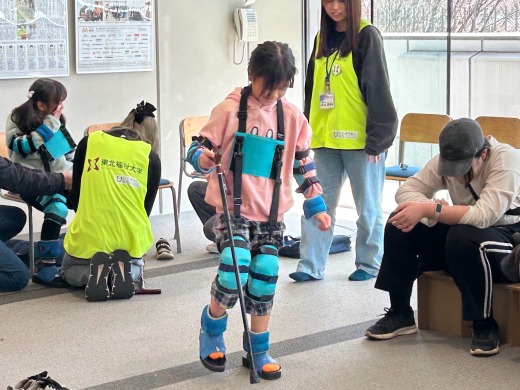 高齢者疑似体験の様子（東北福祉大学）