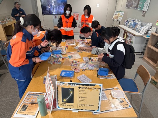 工学院大学ブースの様子（蓄光ビーズキーホルダーづくり）