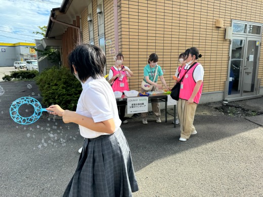 子どもたちと一緒にしゃぼん玉づくりを楽しみました（ピアサポート北のと）
