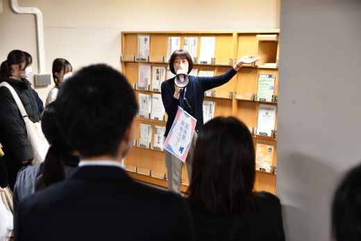図書館で説明を受けるキャンパスツアー一行