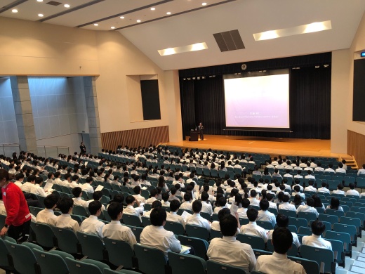 2年生約400名に講演する佐藤先生