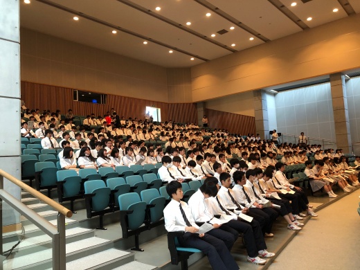 佐藤先生の講演を必死にメモする聖和学園高校の2年生