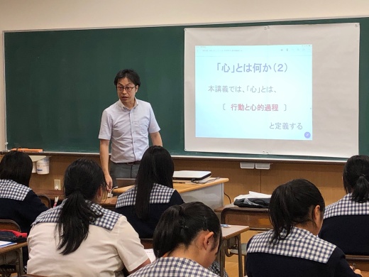 心理学の講義をする福祉心理学科平泉先生