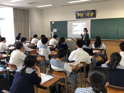 公務員の現状について講義する福祉行政学科清水先生