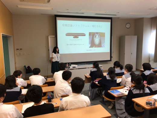 「福祉と情報」について講義する情報福祉マネジメント学科栁田先生