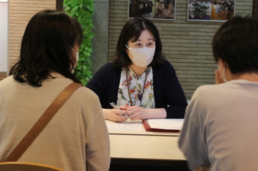 授業内容の説明に耳を傾ける参加者