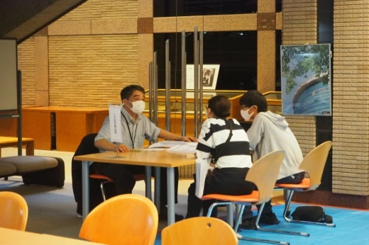 入試相談で熱心に聞く参加者