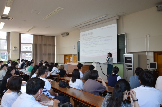 入試対策を説明する社会福祉学科教員