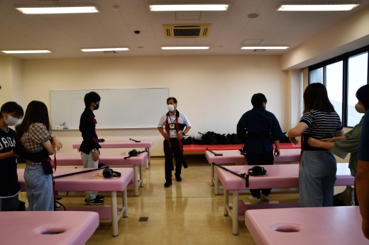 高齢者の身体的特徴を体験したリハビリテーション学科の紹介