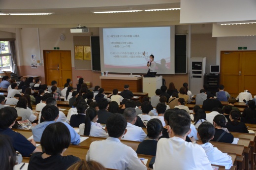 テーマ型小論文対策を説明する本学教員