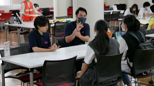 手話を説明するろうあ者問題研究会の学生(サークル紹介)