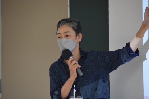 学び紹介を行う社会福祉学科教員
