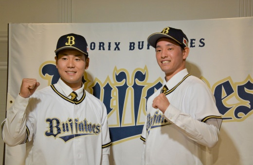 甲斐外野手、杉澤外野手、入山投手がそれぞれの球団と仮契約と入団発表