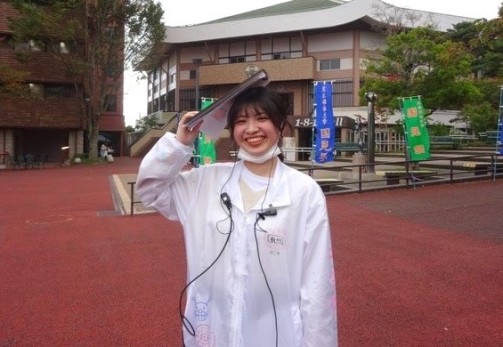 雨の中準備をする桐明さん