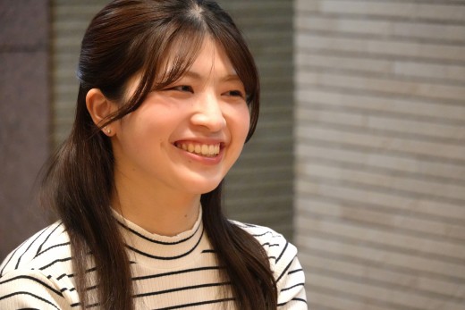 インタビューに笑顔で答える桐明さん